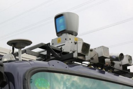 無人駕駛快遞貨車亮相，行進中可感知150米外障礙物！