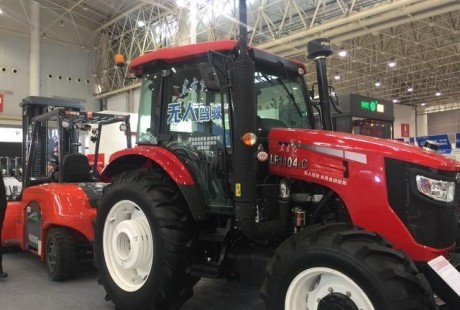 無(wú)人駕駛拖拉機(jī)來(lái)了，用北斗定位！