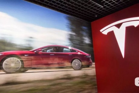 特斯拉深夜以110公里時速無人駕駛！