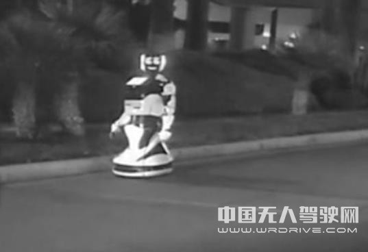 特斯拉自動駕駛汽車把機器人&ldquo;撞死&rdquo;啦！