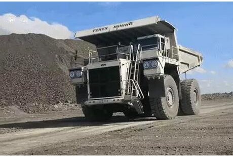 國內(nèi)首臺無人駕駛電動輪礦用車成功下線