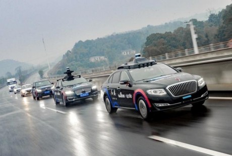 自動駕駛開始盈利了？哪些車企在為此買單？