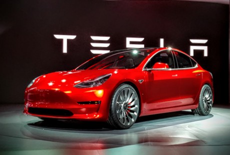 特斯拉Model 3首批國(guó)內(nèi)交付 明年或?qū)崿F(xiàn)完全自動(dòng)駕駛