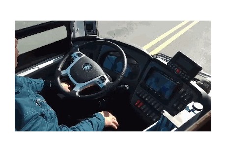 體驗山東首輛無人駕駛公交車對話，啥都不用干的“司機”！