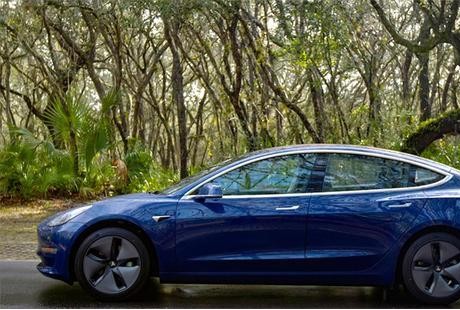 特斯拉聲稱(chēng)完全自動(dòng)駕駛激怒專(zhuān)家：完全不負(fù)責(zé)任！