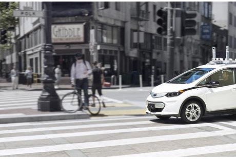 通用無人駕駛汽車被警察叫停開罰單，原因離行人太近！