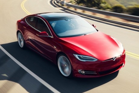 特斯拉一頭撞上消防車，半自動駕駛系統(tǒng)會毀掉整個行業(yè)的前途嗎？