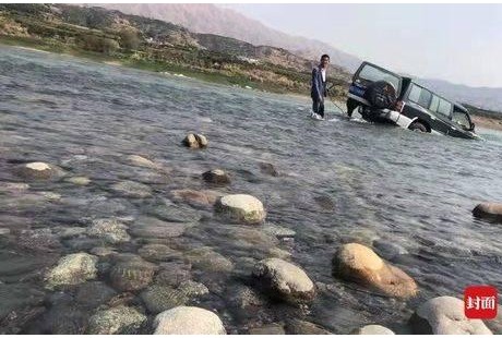 男子金沙江畔春游觀景，愛車無人駕駛“游入”江中！