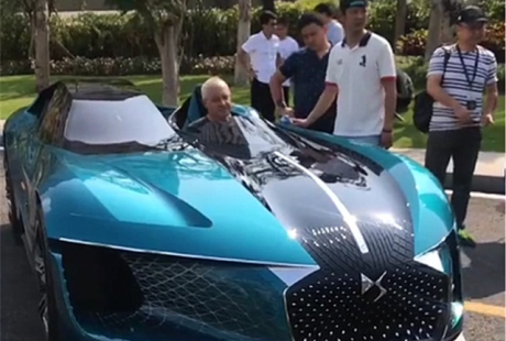 雪鐵龍配“鷗翼門”、自動(dòng)駕駛，但副駕卻得選裝！