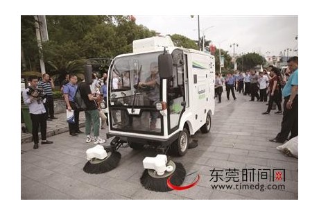 無(wú)人駕駛掃地車開過，小巷道死角都干凈了！