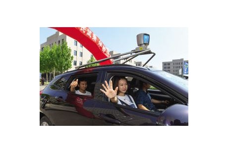 東麗區(qū)市民試乘體驗(yàn)無(wú)人駕駛“黑科技”