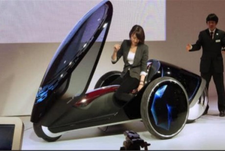 豐田發(fā)明新型概念車，無人駕駛沒方向盤，單人座艙還能站著開！
