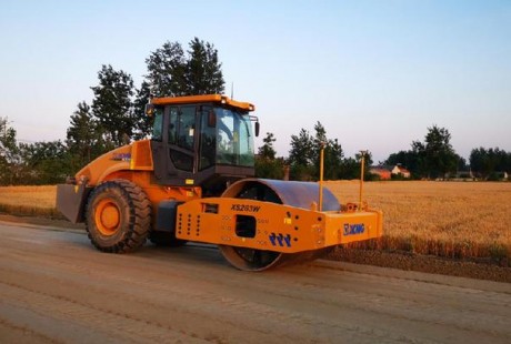 徐工無人駕駛壓路機(jī)與平地機(jī)3D找平技術(shù)成功應(yīng)用