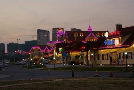 超酷！5G無(wú)人駕駛環(huán)衛(wèi)車亮相金沙灘啤酒城，一車頂6個(gè)環(huán)衛(wèi)工！