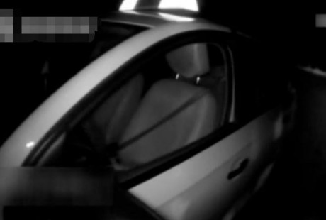 小區(qū)出現(xiàn)轎車(chē)無(wú)人駕駛,嚇壞路人,靠近一看,原來(lái)如此！