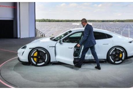 從保時(shí)捷 Taycan 說起：性能車是否天生與自動(dòng)駕駛八字相克？