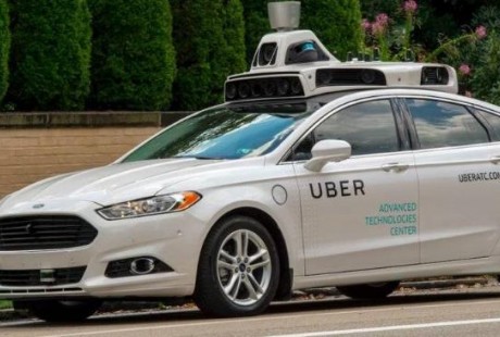 站在十字路口的無人駕駛出租車，落地不容易