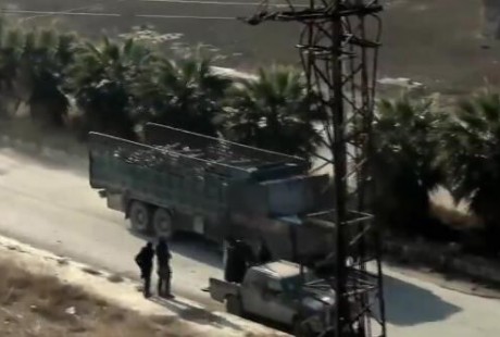 俄敘聯(lián)軍伏擊叛軍車隊，5輛無人駕駛自爆卡車以及多輛皮卡被摧毀