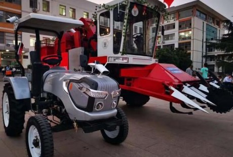 硬核！北斗導(dǎo)航無人駕駛拖拉機(jī)亮相青農(nóng)大迎新晚會(huì)