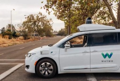 Waymo告訴乘客，無人駕駛車正在路上
