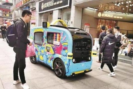 招手即停，無人駕駛售貨小車駛上武漢街頭