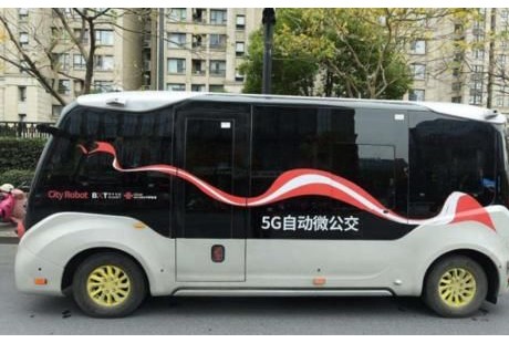 無人駕駛來了！國內(nèi)首輛公交，自動靠站，禮讓行人，表現(xiàn)很乖也很棒
