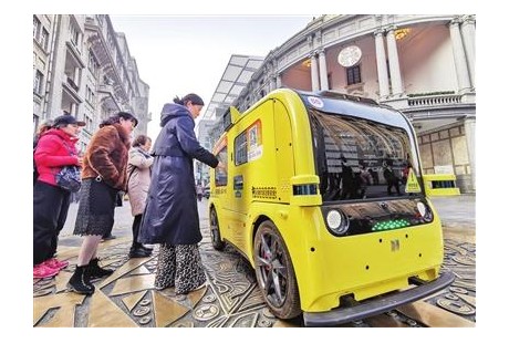 招手即停 掃碼購(gòu)物 無(wú)人駕駛零售車(chē)“逛”金街