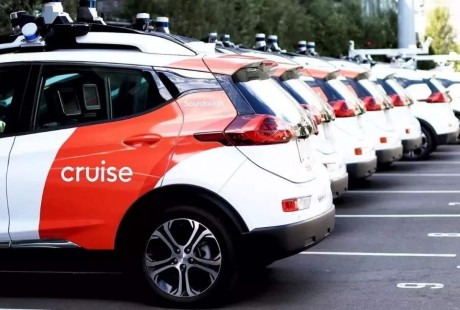 自動駕駛的城市鏡像：搶跑、狂奔、敢運營