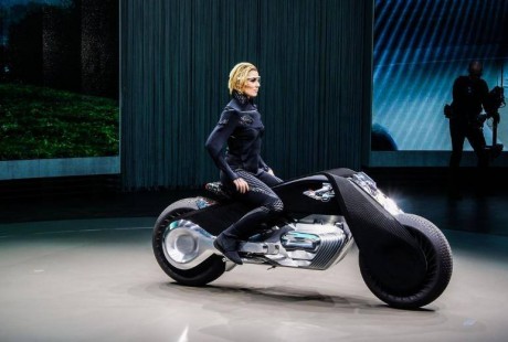 三個(gè)黑科技寶馬摩托車，有的能無(wú)人駕駛，還有能懸浮在半空
