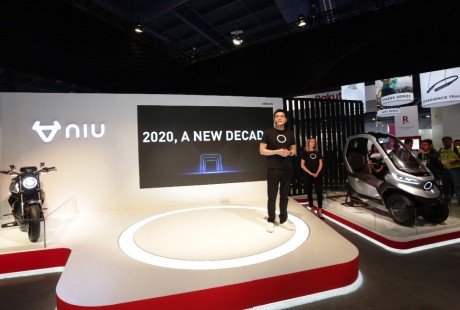 小牛電動(dòng)發(fā)布全球首款自動(dòng)駕駛?cè)嗠妱?dòng)摩托車：支持5G通訊