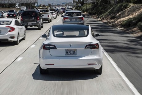 特斯拉自動(dòng)駕駛迎來(lái)重大功能更新：幾周內(nèi)上線紅綠燈識(shí)別自動(dòng)停車