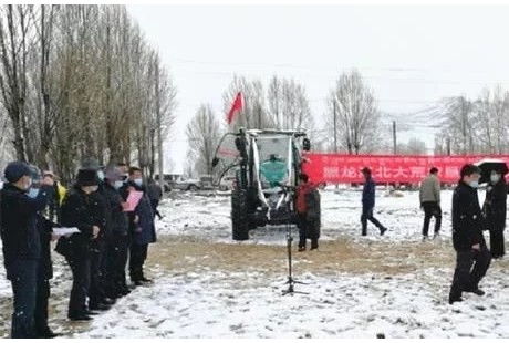 無人駕駛拖拉機(jī)“駛?cè)搿蔽鞑? width=