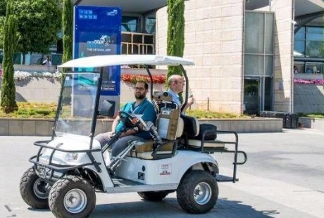 另一種無(wú)人駕駛模式，用機(jī)器人駕駛實(shí)現(xiàn)無(wú)人駕駛！