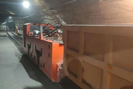 無人駕駛有軌電機(jī)車馳騁金川礦山千米井下
