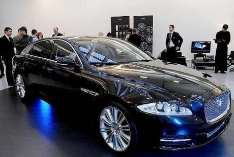 路虎捷豹開發(fā)自動(dòng)駕駛新技術(shù)：投射燈光展示車輛意圖