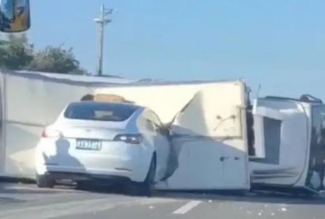 白色色盲？自動(dòng)駕駛的特斯拉又撞上了白色車(chē)