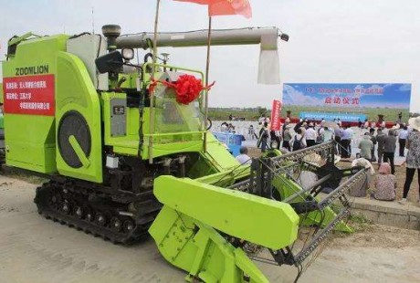 “無人駕駛”收割機(jī)開進(jìn)麥田