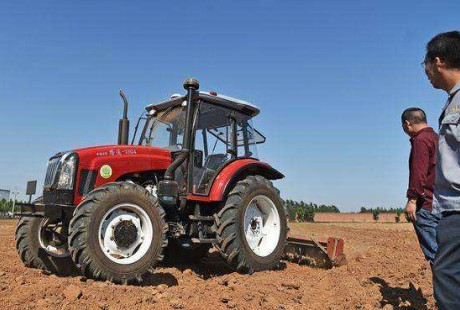 北斗導(dǎo)航，農(nóng)機(jī)“無(wú)人駕駛”耕種