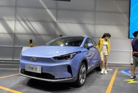 吉利新車(chē)首次亮相，配L4級(jí)無(wú)人駕駛，550km真續(xù)航，預(yù)售13.98萬(wàn)
