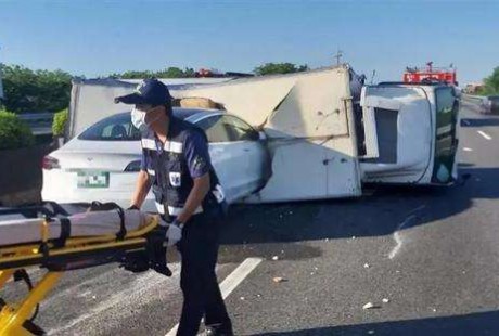 特斯拉自動(dòng)駕駛再出事故 靜止目標(biāo)無(wú)法識(shí)別誰(shuí)背鍋