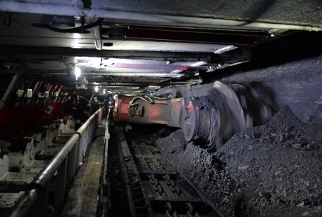 全國首個遠程遙控無人駕駛自動化運輸?shù)臒o人礦井投入使用