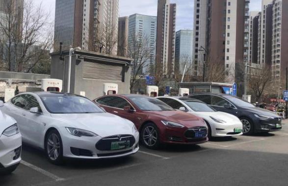 特斯拉推出軟件更新，讓其汽車攝像頭看到限速標(biāo)志