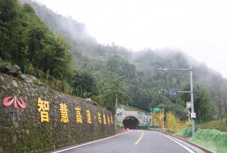 西南首個(gè)5G智能網(wǎng)聯(lián)及L4級(jí)自動(dòng)駕駛高速封閉測試場建成