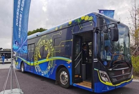 臨港新片區(qū)“無人駕駛公交”在滴水湖畔啟動(dòng)測試，預(yù)計(jì)明年初運(yùn)營