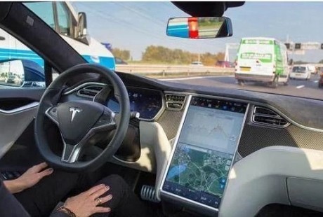 特斯拉銷售展示無(wú)人駕駛技術(shù)，撞上貨車一片狼藉，讓人難堪!