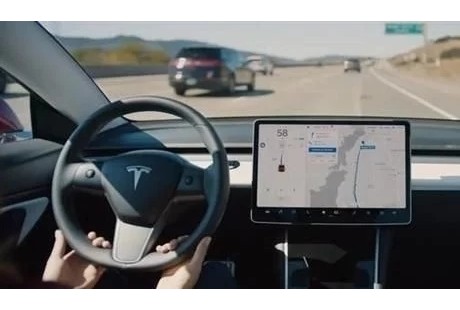 特斯拉完全自動(dòng)駕駛實(shí)測(cè)：路口綠燈也會(huì)停車 自動(dòng)禮讓行人