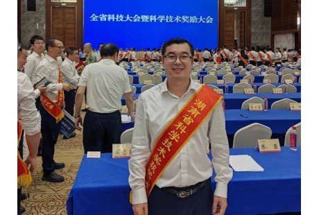 紐恩馳連獲三項(xiàng)殊榮，無(wú)人駕駛清掃機(jī)北斗應(yīng)用定位精度厘米級(jí)